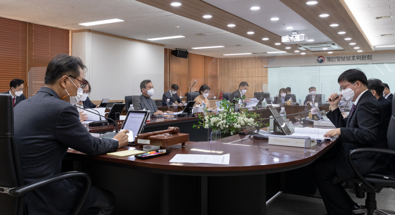 윤종인 개인정보보호위원회 위원장(사진 왼쪽에서 두 번째)이 25일 오전 서울 종로구에 위치한 정부서울청사 개인정보보호위원회 대회의실에서 제7회 전체회의를 주재하고 있다.[개인정보보호위원회 제공]