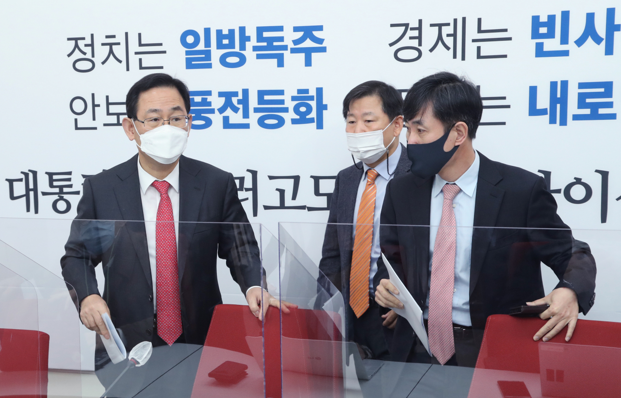 주호영 국민의힘 원내대표(왼쪽)와 정보위 국민의힘 간사 하태경 의원이 25일 오전 국회에서 열린 국가정보원법 개악 긴급 기자간담회에 입장하고 있다. [헤럴드경제=이상섭 기자]
