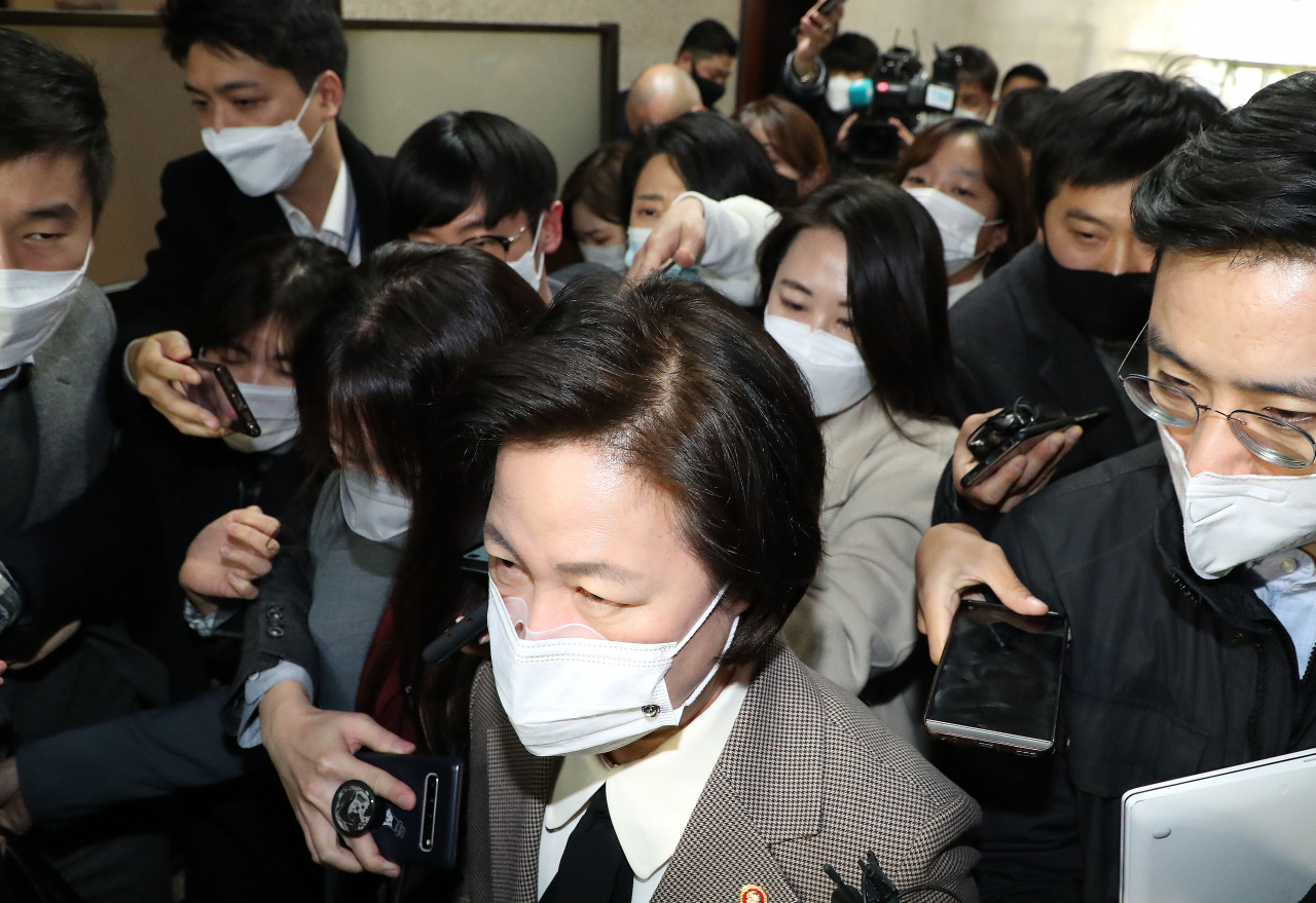 추미애 법무부 장관이 25일 국회에서 열린 고위공직자범죄수사처장 후보자 추천위원회 전체회의에 참석하며 기자들의 질문을 받고 있다. 이상섭 기자 babtong@heraldcorp.com
