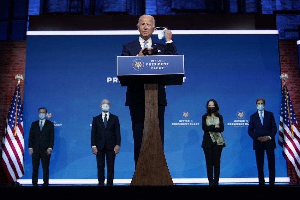 President-elect Joe Biden removes his face mask as he arrives to introduce his nominees and appointees to key national security and foreign policy posts at The Queen theater, Tuesday, in Wilmington, Del. (AP-Yonhap)