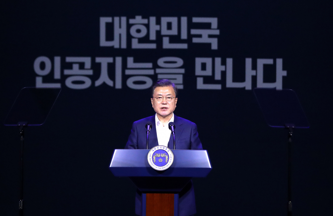 문재인 대통령이 25일 오후 경기 고양시 일산 킨텍스에서 열린 '한국판 뉴딜 대한민국 인공지능을 만나다' 행사에 참석해 발언을 하고 있다. [연합]