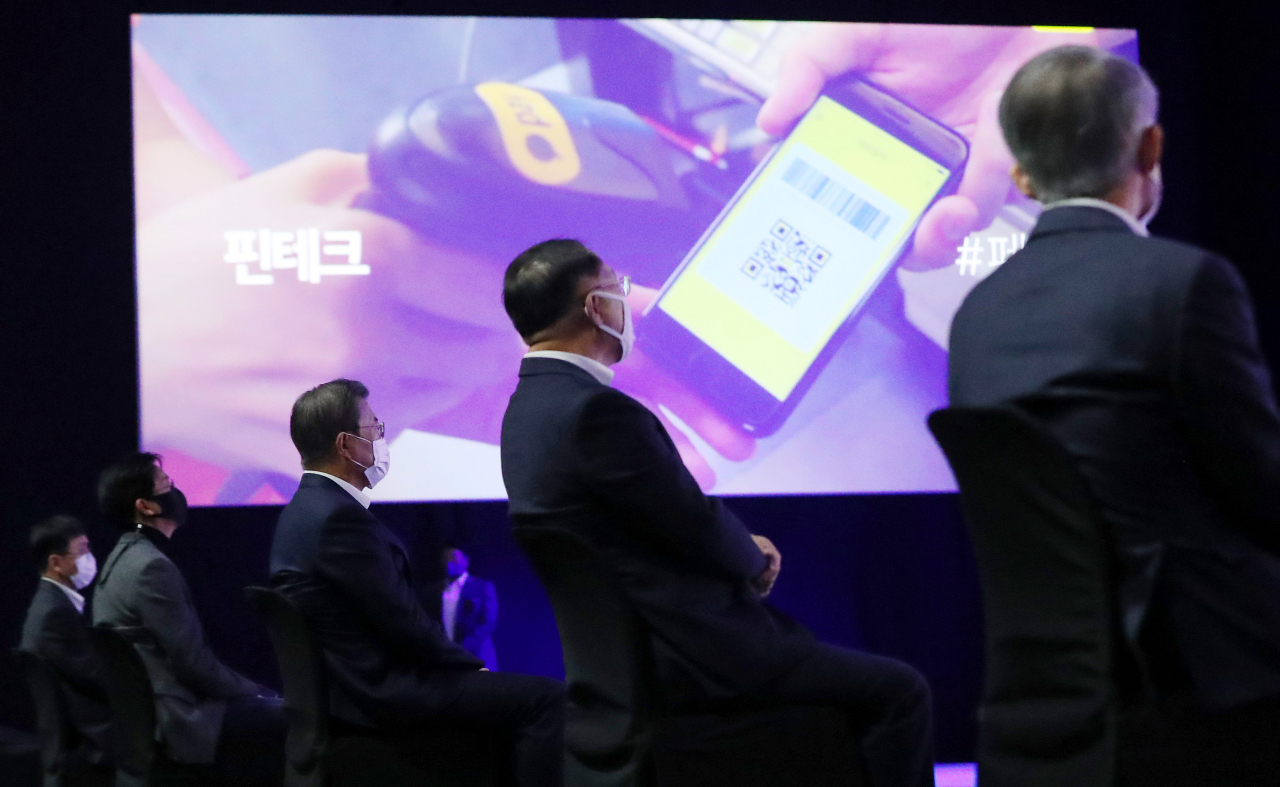 문재인 대통령이 25일 오후 경기 고양시 일산 킨텍스에서 열린 '한국판 뉴딜 대한민국 인공지능을 만나다'에 참석해 강성 카카오 엔터프라이즈 수석 부사장의 발표를 듣고 있다. [연합]