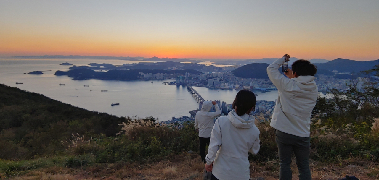 트렉스타는 부산관광공사와 함께 ‘부산 비대면 트레킹 첼린지(Busan Untact Trekking Challenge)’ 이벤트를 진행한다. [트렉스타 제공]
