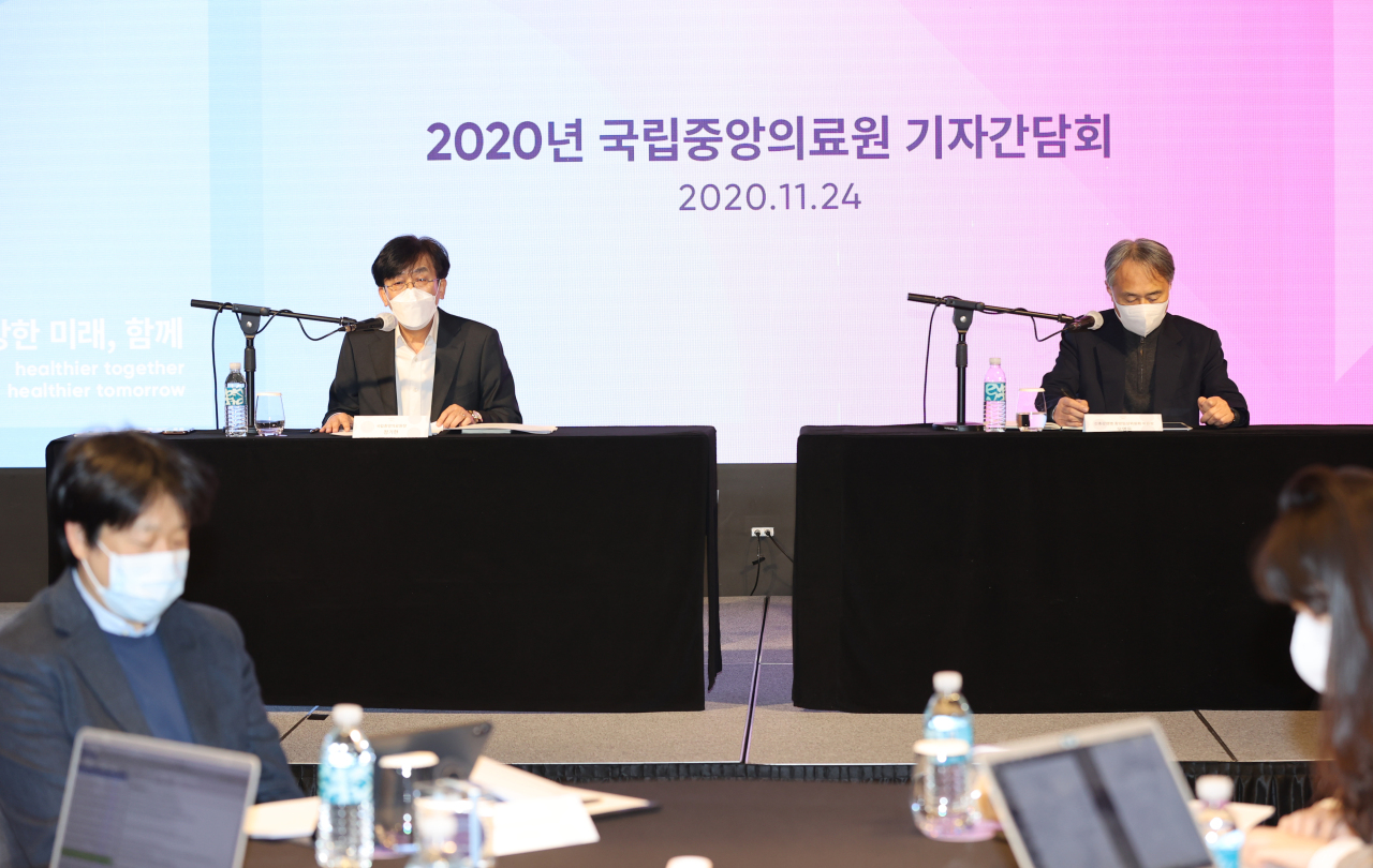 Dr. Oh Myoung-don of the National Medical Center speaks to reporters during a press conference held Tuesday at a central Seoul venue. (Yonhap)