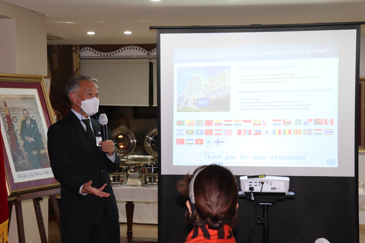 Dr. Jerome H. Kim of the International Vaccine Institute gives a lecture at the Moroccan ambassador's residence in Seoul on Tuesday evening.