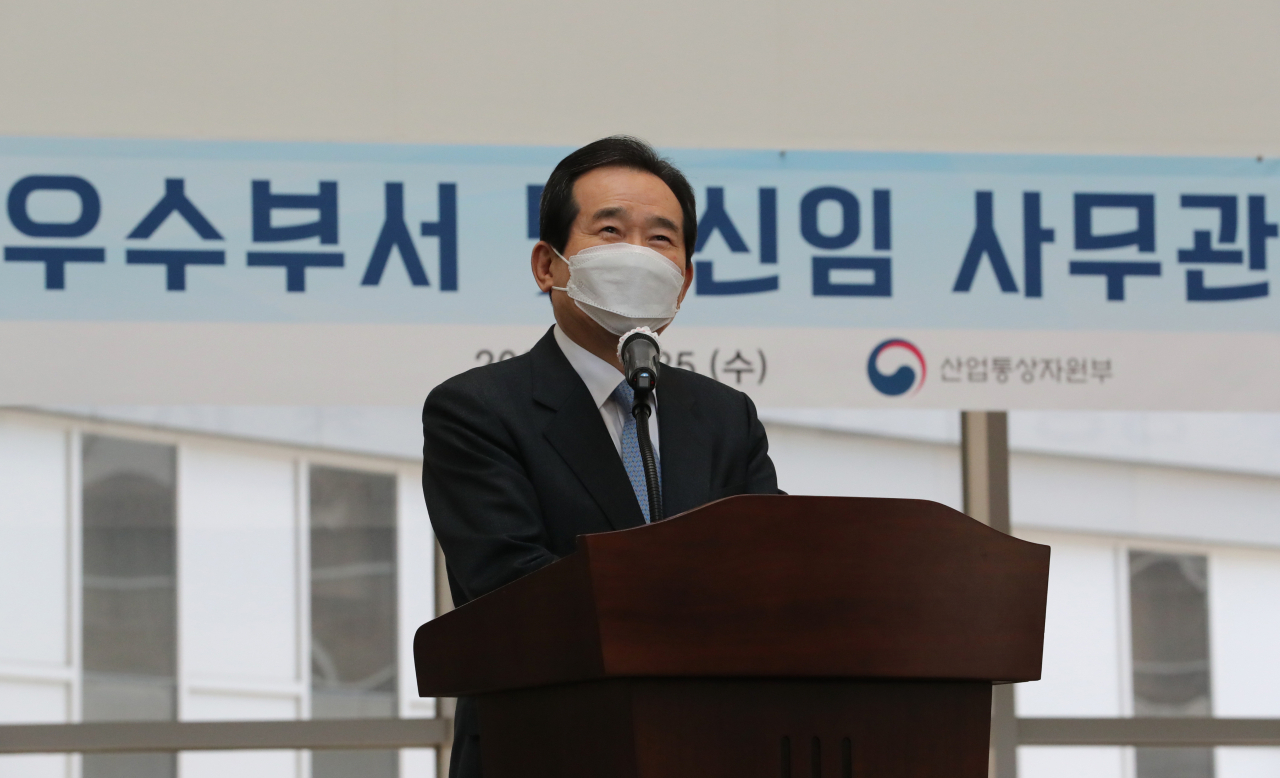 정세균 국무총리가 적극 행정 우수부서 시상을 위해 25일 오후 세종시 정부세종청사 산업통상자원부를 방문해 발언하고 있다. [연합]