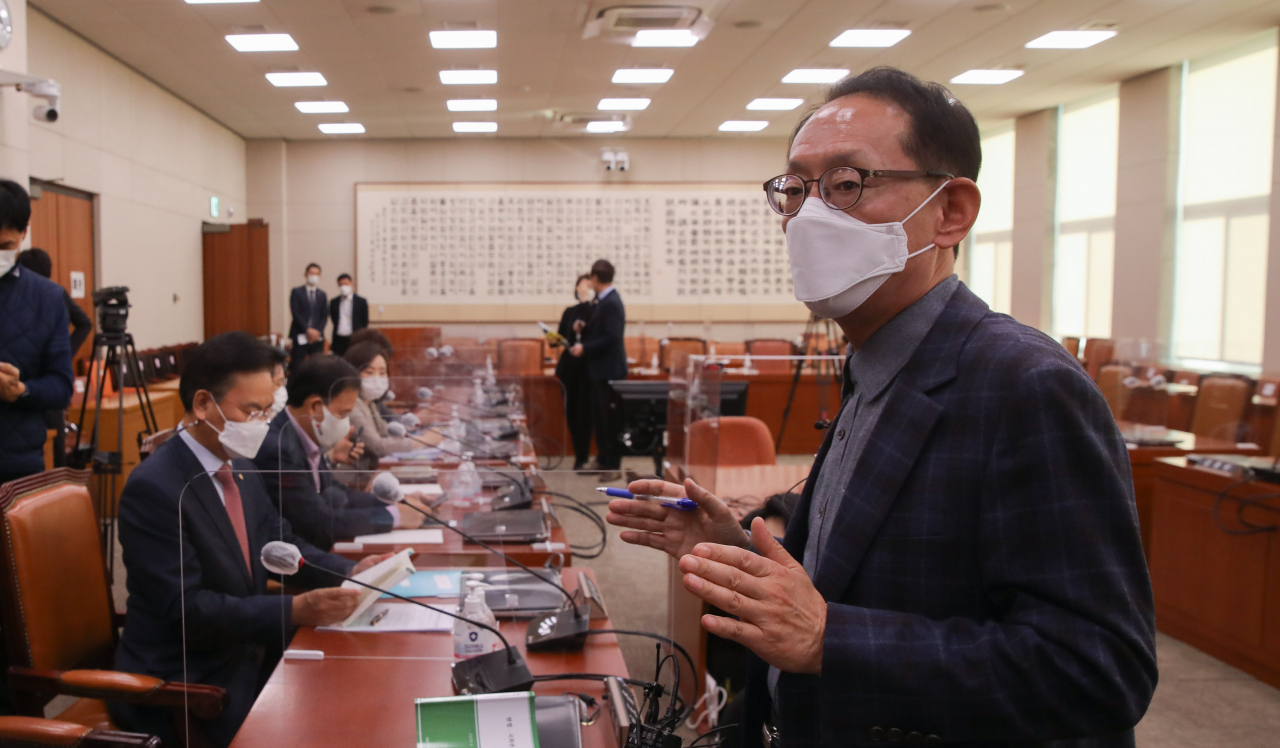 25일 오전 서울 여의도 국회에서 열린 법제사법위원회 전체회의에서 김도읍 국민의힘 간사가 윤호중 위원장의 산회 선포에 대해 항의하고 있다. [연합]