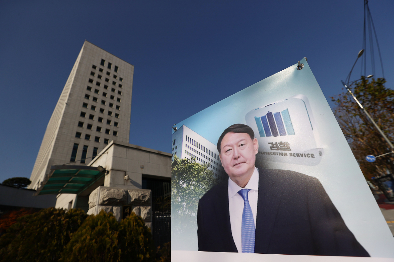 추미애 법무부 장관이 윤석열 검찰총장에 대한 직무집행 정지를 명령한 다음날인 25일 오전 서초동 대검찰청 출입구에 윤 총장을 응원하는 배너가 덩그러니 놓여 있다. [연합]