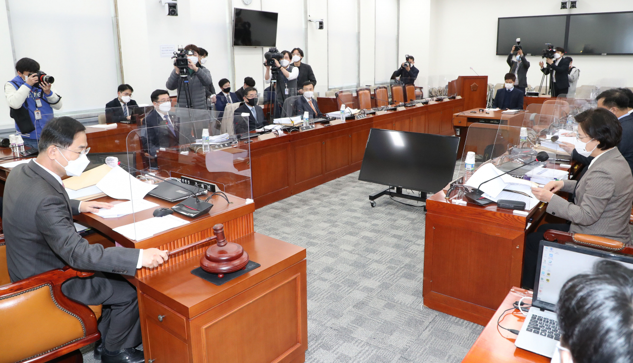 [헤럴드경제=이상섭 기자]25일 국회에서 열린 고위공직자범죄수사처장후보자 추천위원회 전체회의에서 조재연 위원장이 의사봉을 두드리며 개의를 선언하고 있다. babtong@heraldcorp.com