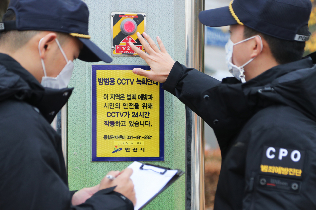 지난달 13일 경기도 안산시의 한 방범용 CCTV에서 안산단원경찰서 경찰관들이 비상벨을 점검하고 있다. 경찰은 초등학생 납치·성폭행범 조두순의 다음 달 출소를 앞두고 방범 시설을 점검하고 대응 훈련을 벌이는 등 우발 상황에 대비한 대책을 보강하고 있다. 연합뉴스