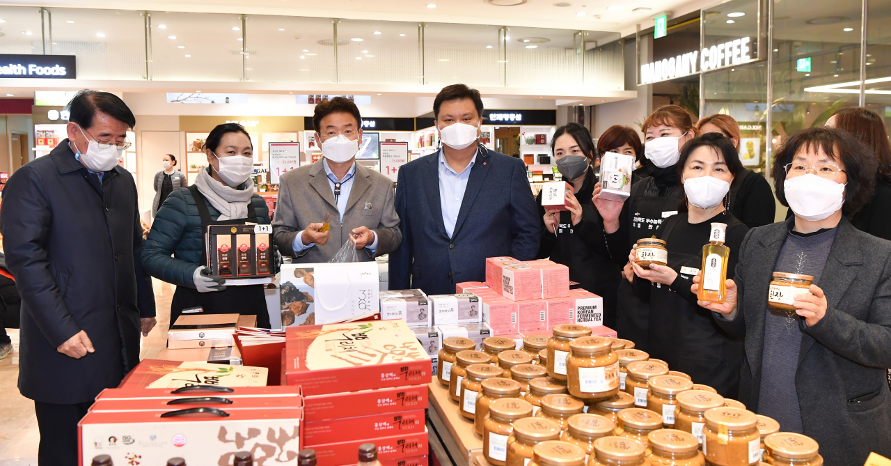 롯데백화점 경북 6차산업 안테나숍 입점 행사 모습.[경북도 제공]
