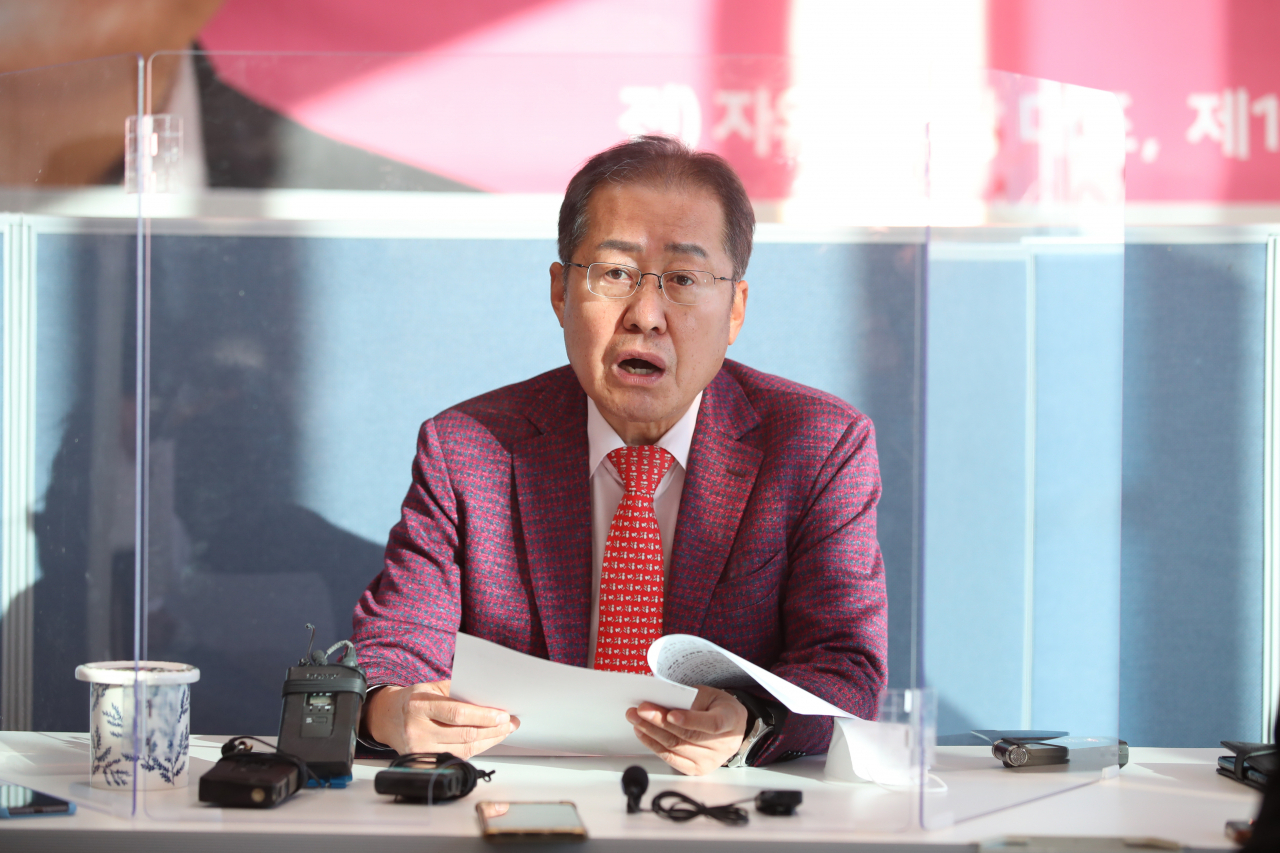 홍준표 무소속 의원(대구 수성구을)이 20일 오후 대구 수성구에 있는 자신의 지역구사무실에서 긴급 기자간담회를 하고 있다. [연합]