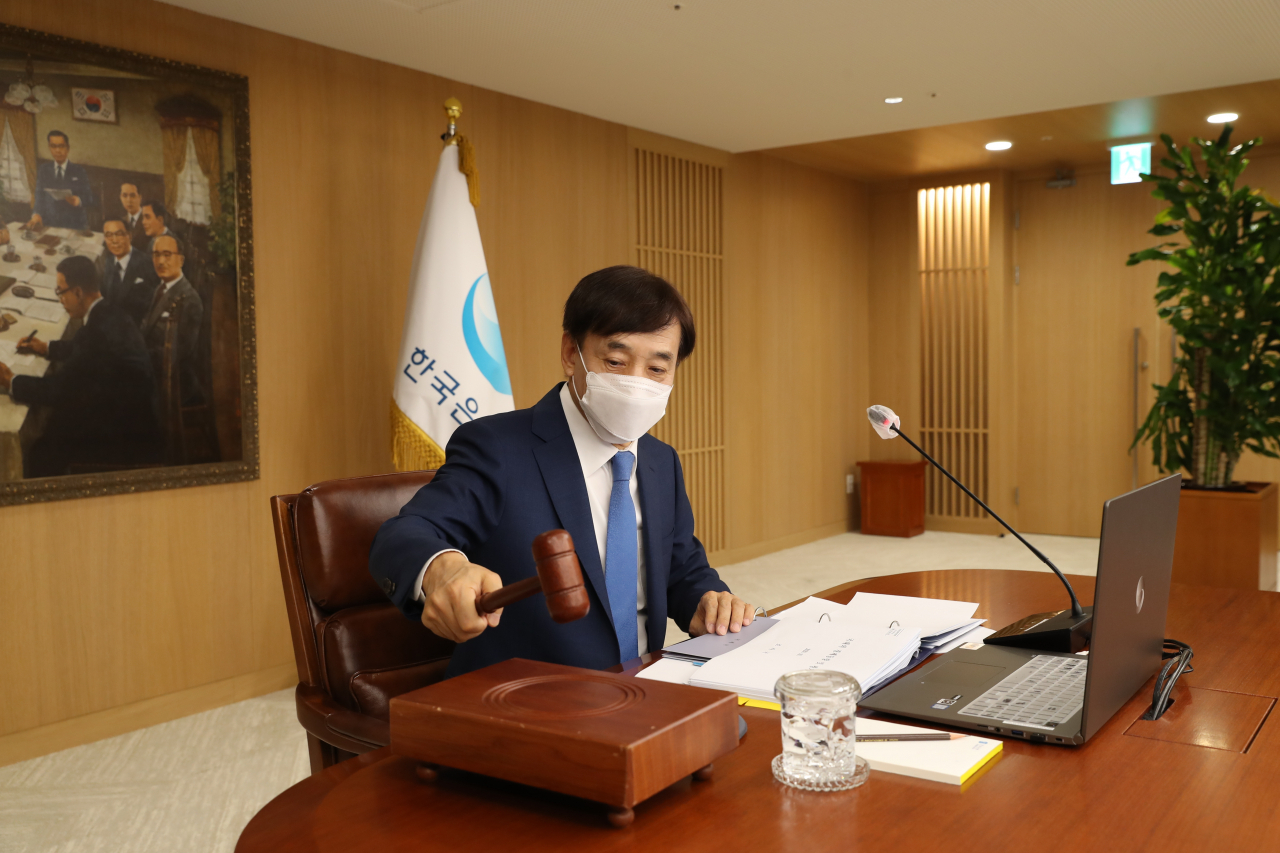 이주열 한국은행 총재가 서울 중구 한은 본관에서 열린 금융통화위원회에서 통화정책방향 회의의 시작을 알리는 의사봉을 두드리고 있다. [한은 제공]
