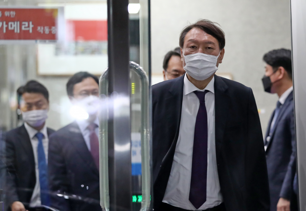 8개월 만에 전국 검찰청 순회 간담회를 재개한 윤석열 검찰총장이 29일 오후 대전지방검찰청에서 지역 검사들과 간담회를 한 뒤 청사를 떠나고 있다. [연합]