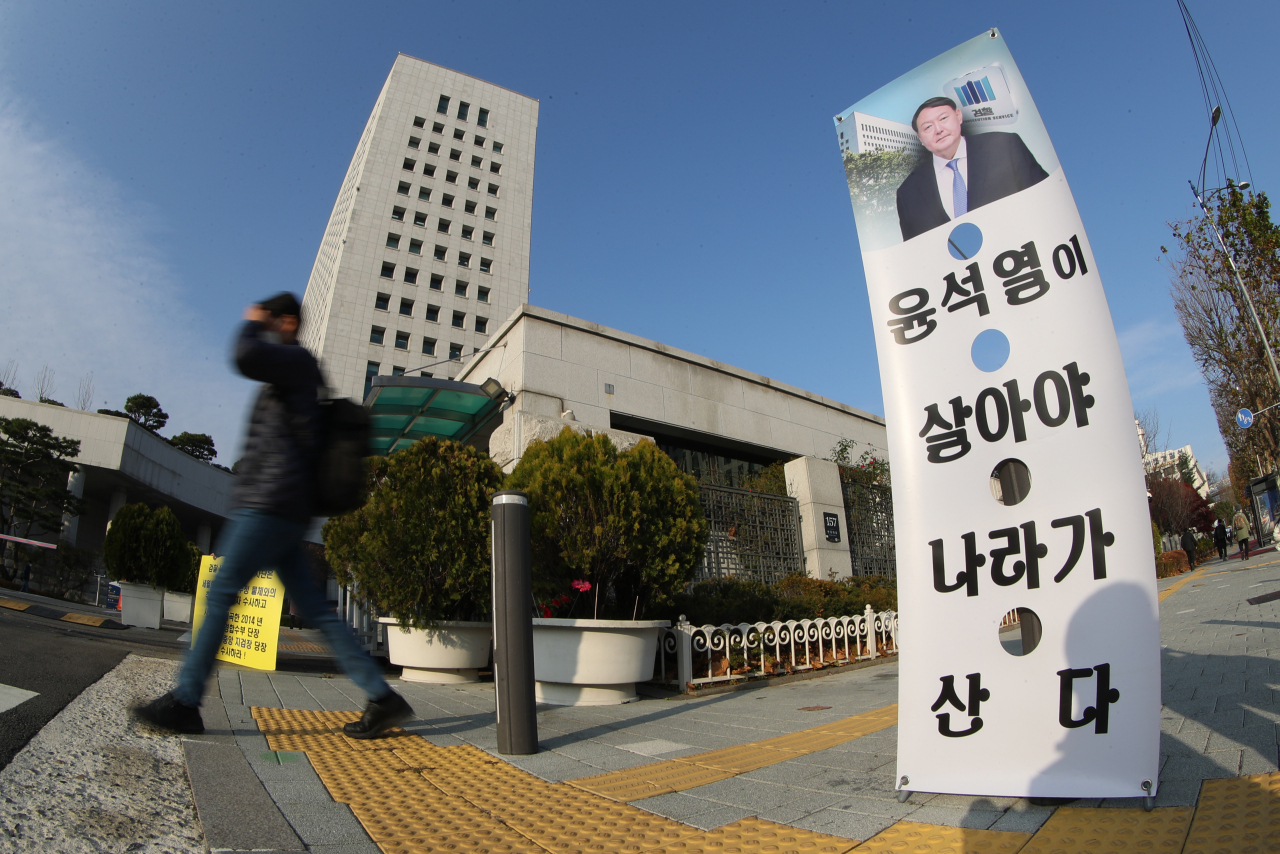 26일 오전 서울 서초구 대검찰청. 윤석열 검찰총장은 직무배제 하루만인 지난 25일 밤 법원에 온라인으로 추미애 법무부 장관의 직무정지 조치에 대한 집행정지를 신청했다. [연합]