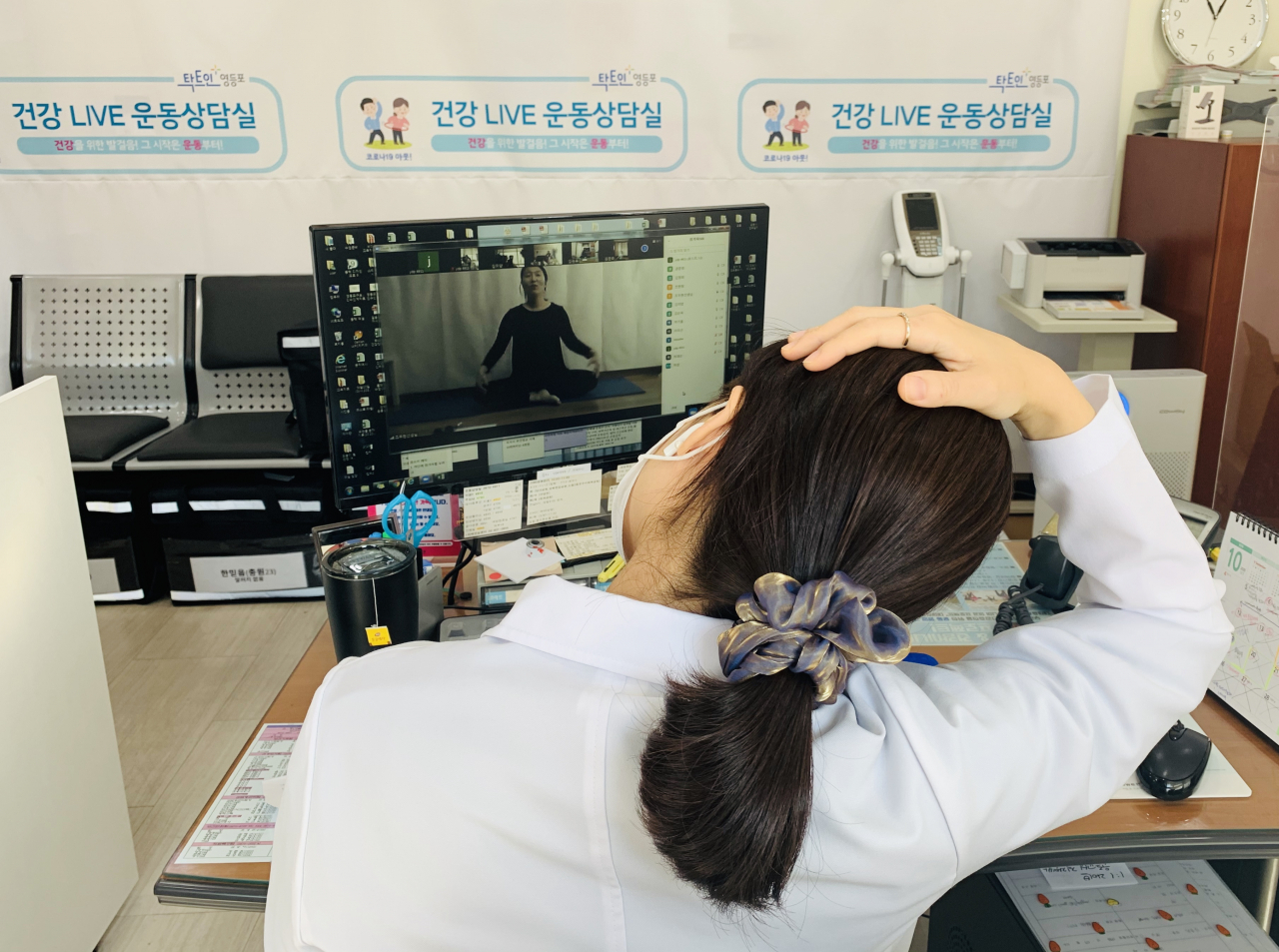 온라인 1대1 홈처방 운동상담실 참여자가 화상 프로그램을 통해 올바른 운동법을 배우며 스트레칭을 하고 있다. [영등포구 제공]