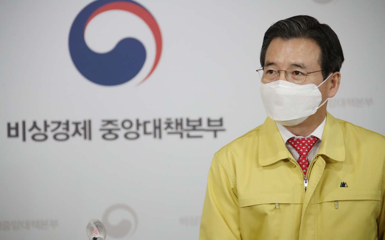 김용범 기재부 1차관이 26일 정부서울청사 브리핑실에서 열린 '제21차 비상경제 중앙대책본부 회의 겸 제6차 한국판 뉴딜 관계장관회의' 결과 브리핑을 준비하고 있다. [연합]