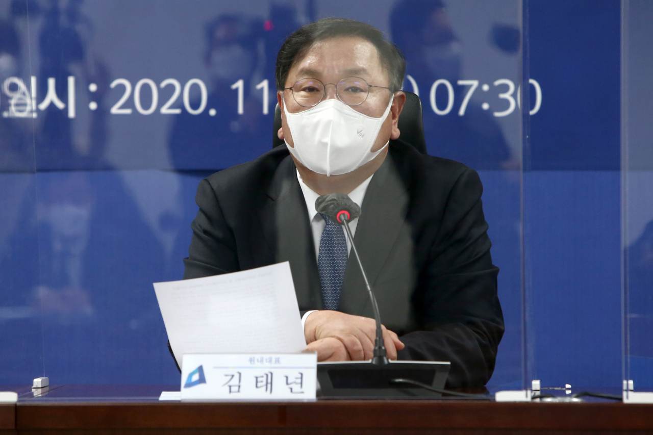 김태년 더불어민주당 원내대표가 26일 국회 의원회관에서 열린 '친인권적 보안처분제도 및 의무이행소송 도입 당정협의'에서 발언하고 있다. [연합]