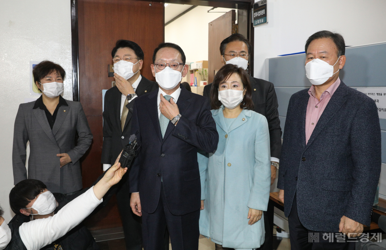 [헤럴드경제=이상섭 기자] 법제사법위원회 국민의힘 김도읍 간사와 법사위원들이 26일 서울 여의도 국회에서 윤호중 법사위원장을 항의방문하기 전 취재진들의 질문에 답하고 있다. babtong@heraldcorp.com