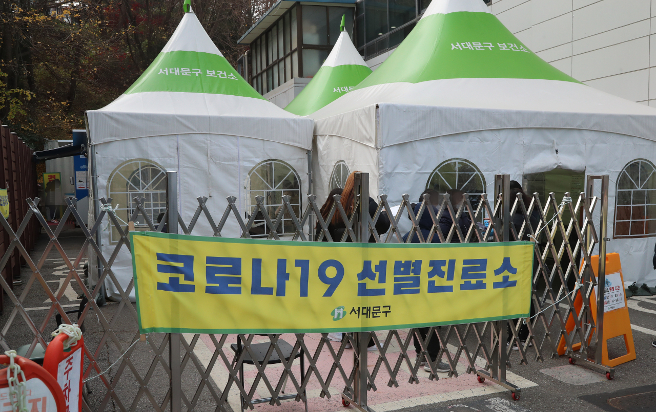코로나19 신규 확진자 수가 500명대 후반으로 폭증하며 대규모 확산이 우려되는 26일 오전 서울 서대문구 선별진료소를 찾은 시민들이 코로나19 검사를 기다리고 있다. 연합뉴스