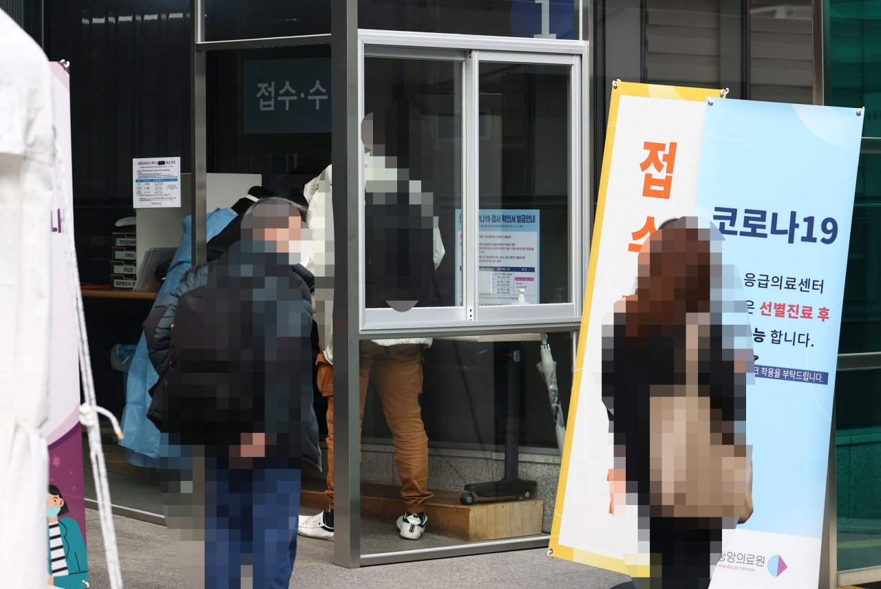 26일 국립중앙의료원 선별진료소를 찾은 시민들이 코로나19 검사를 기다리고 있다. [연합]