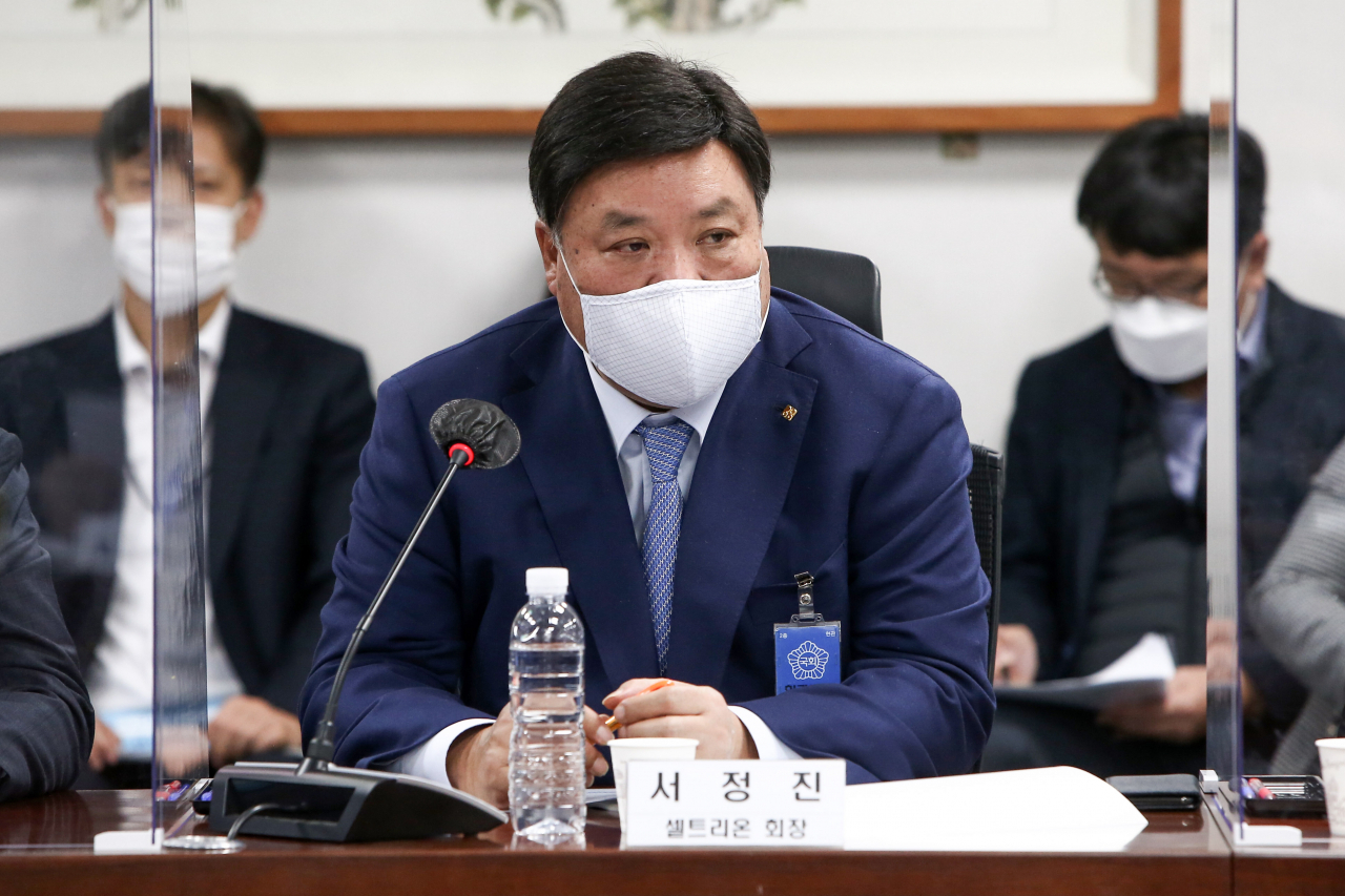 서정진 셀트리온 회장이 국회에서 열린 더불어민주당 국난극복-K뉴딜위원회가 주최한 ‘코로나19 항체치료제 개발 동향 및 임상결과 토론회’에 참석해 인사말을 하고 있다. [연합]