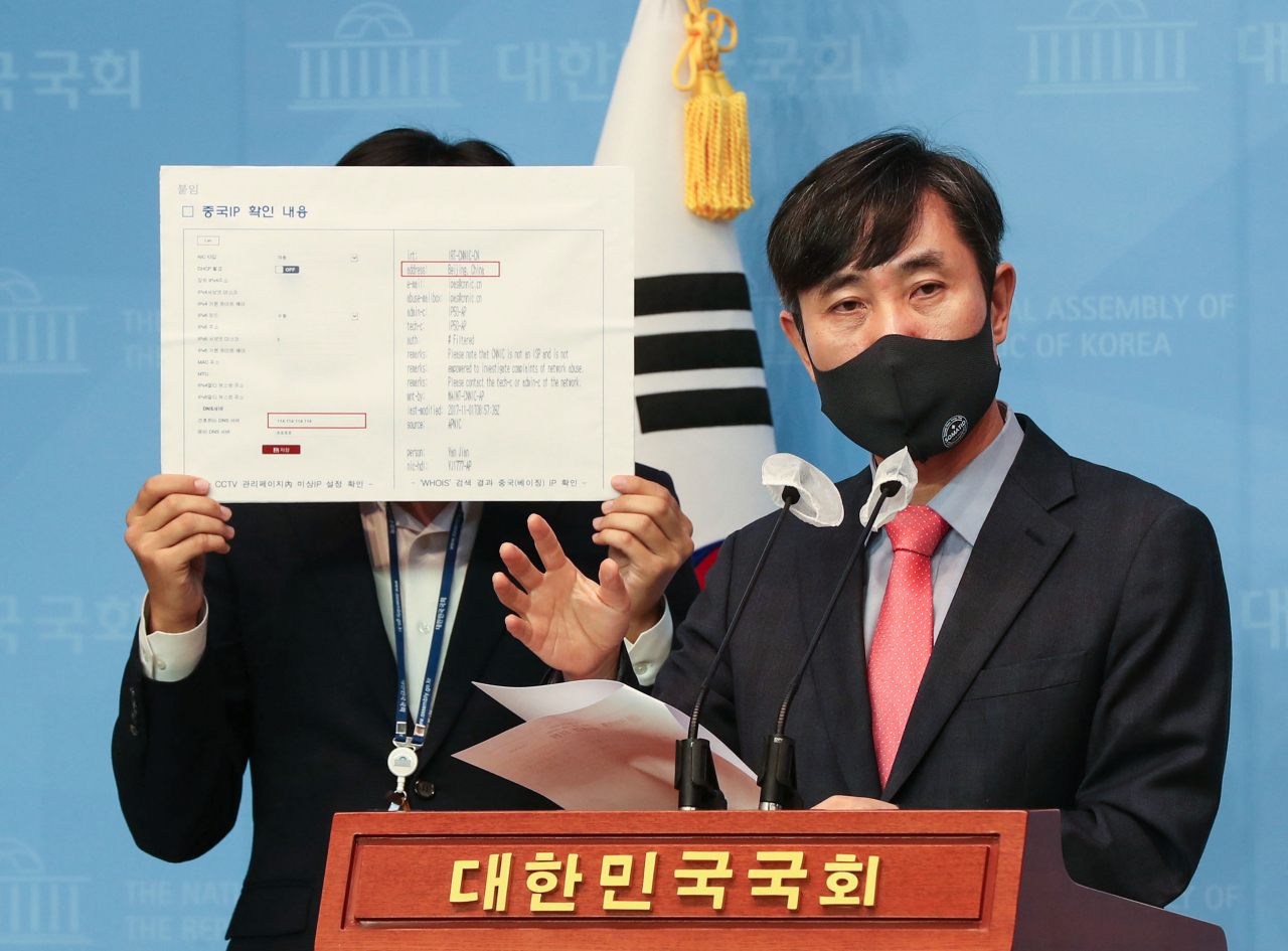 국회 국방위원회 소속 국민의힘 하태경 의원이 26일 국회 소통관에서 우리 군 감시장비에서 중국 서버에 군사기밀을 넘겨주도록 설계된 악성코드가 발견됐다며 자료를 제시하고 있다.[연합]