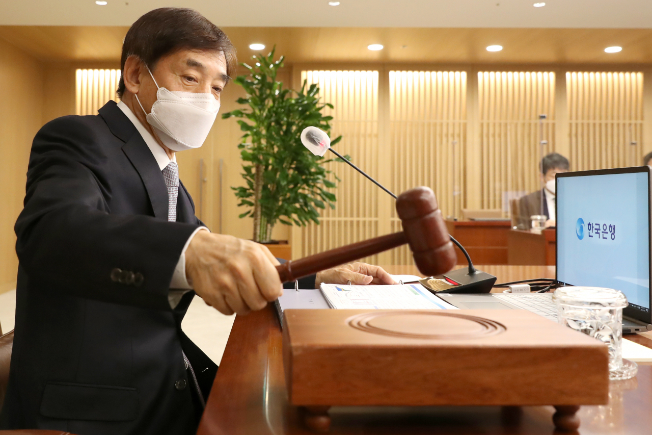 이주열 한국은행 총재가 26일 서울 중구 한은 본관에서 열린 금융통화위원회에서 통화정책방향 회의 시작을 알리는 의사봉을 두드리고 있다. [한은 제공]