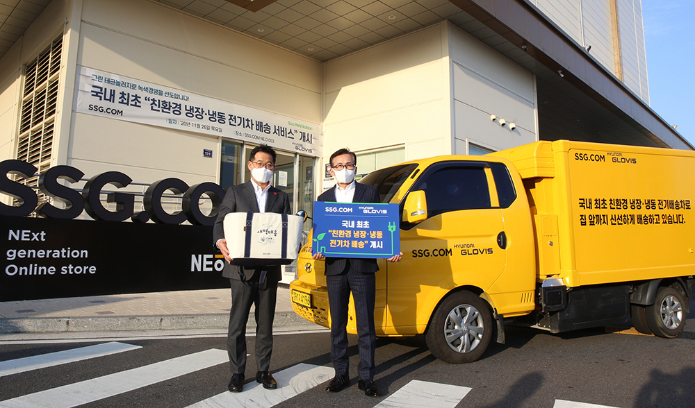 곽정우 SSG닷컴 운영본부장(왼쪽)과 김진곤 현대글로비스 신성장물류사업부장이 26일 김포시 네오003에서 국내 최초 친환경 콜드체인 전기 배송차 서비스 시범운영을 앞두고 기념 사진을 촬영했다. [SSG닷컴 제공]