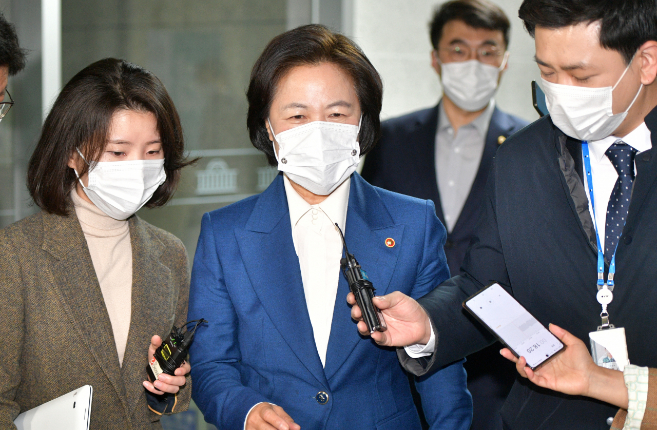 추미애 법무부 장관이 26일 국회에서 열린 '친인권적 보안처분제도 및 의무이행소송 도입 당정협의'에 참석하며 기자들의 질문을 받고 있다. 연합뉴스