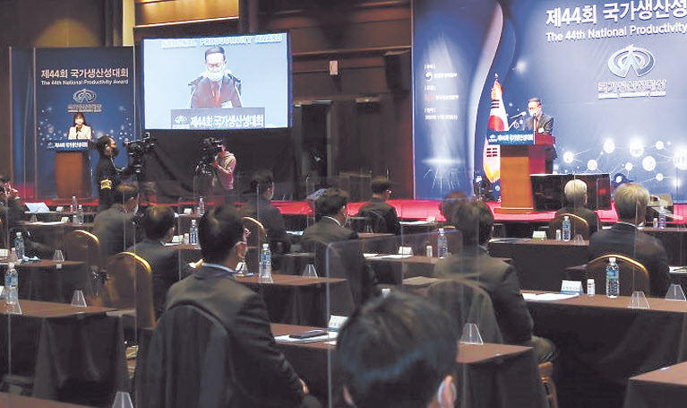 지난 25일 서울 삼성동 코엑스에서 ‘제44회 국가생산성대회’가 열렸다. 한국생산성본부 노규성 회장이 대회사를 하고 있다. [생산성본부 제공]
