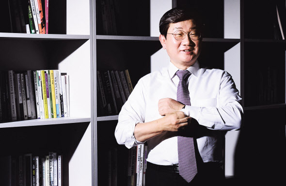 국회 정보위원장인 전해철 더불어민주당 의원을 25일 국회에서 만났다. 전 위원장은 이날 본지 인터뷰에서 북한의 동향과 남북미관계 등 상임위 소관 분야 현안과 당 내외 정치 이슈 및 대선 전망 등에 대해 의견을 밝혔다. 박해묵 기자