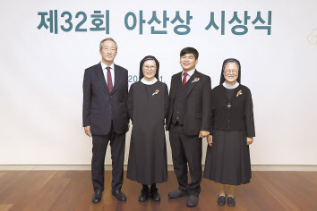 정몽준(왼쪽부터) 아산재단 이사장, 여혜화 베네딕다 수녀(아산상 대상)의 대리수상자인 문현숙 포교 베네딕도 수녀회 대구수녀원 원장수녀, 민형래 원장(의료봉사상),‘사회복지법인 성모자애원’대표 곽지숙 수녀(사회봉사상)