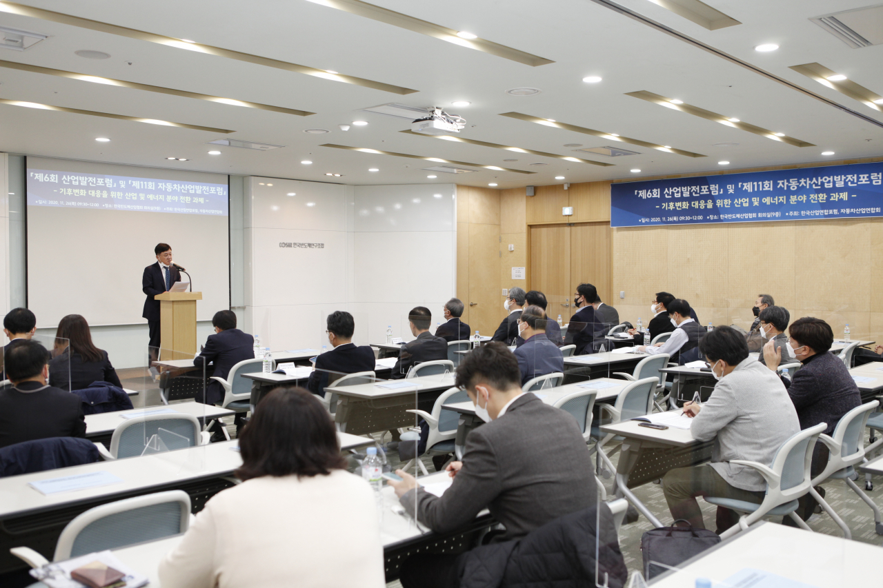 정만기 자동차산업연합회 회장이 26일 한국반도체산업협회에서 열린 제6회 산업 발전포럼 및 제11회 자동차산업 발전포럼에서 에너지 전환에 필요한 과제에 대해 설명하고 있다. [자동차산업연합회 제공]