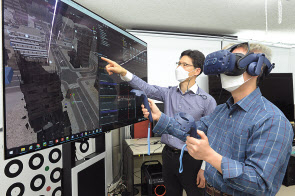 ETRI 연구진이 개발한 VR 멀미 정량 분석 기술을 이용해 멀미 고통을 줄인 콘텐츠를 체험하고 있다. [ETRI 제공]