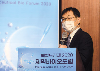 지난 25일 서울 중구 전국은행연합회관 국제회의실에서 ‘헤럴드경제 2020제약바이오포럼’이 열린 가운데 김승택 한국파스퇴르 연구소 인수공통바이러스연구팀장이 ‘코로나19 치료제 개발 현황 및 향후 전략’이라는 주제로 강연을 하고 있다. 이상섭 기자