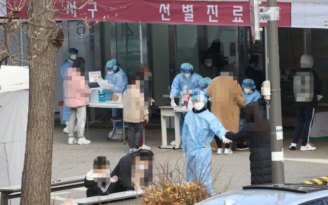 26일 오전 서울 강서구보건소 선별진료소를 찾은 시민들이 신종 코로나바이러스 감염증(코로나19) 검사를 받기 위해 차례를 기다리고 있다. 강서구에 따르면 지난 23일부터 사흘 동안 관내 에어로빅학원과 관련해 모두 52명이 확진됐다. [연합]
