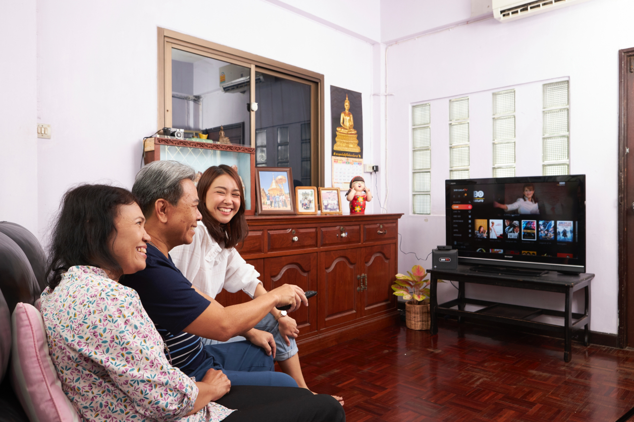태국 현지 가정에서 가족들이 KT 올레TV 플랫폼이 적용된 3BBTV GIGATV를 시청하고 있다. [KT 제공]
