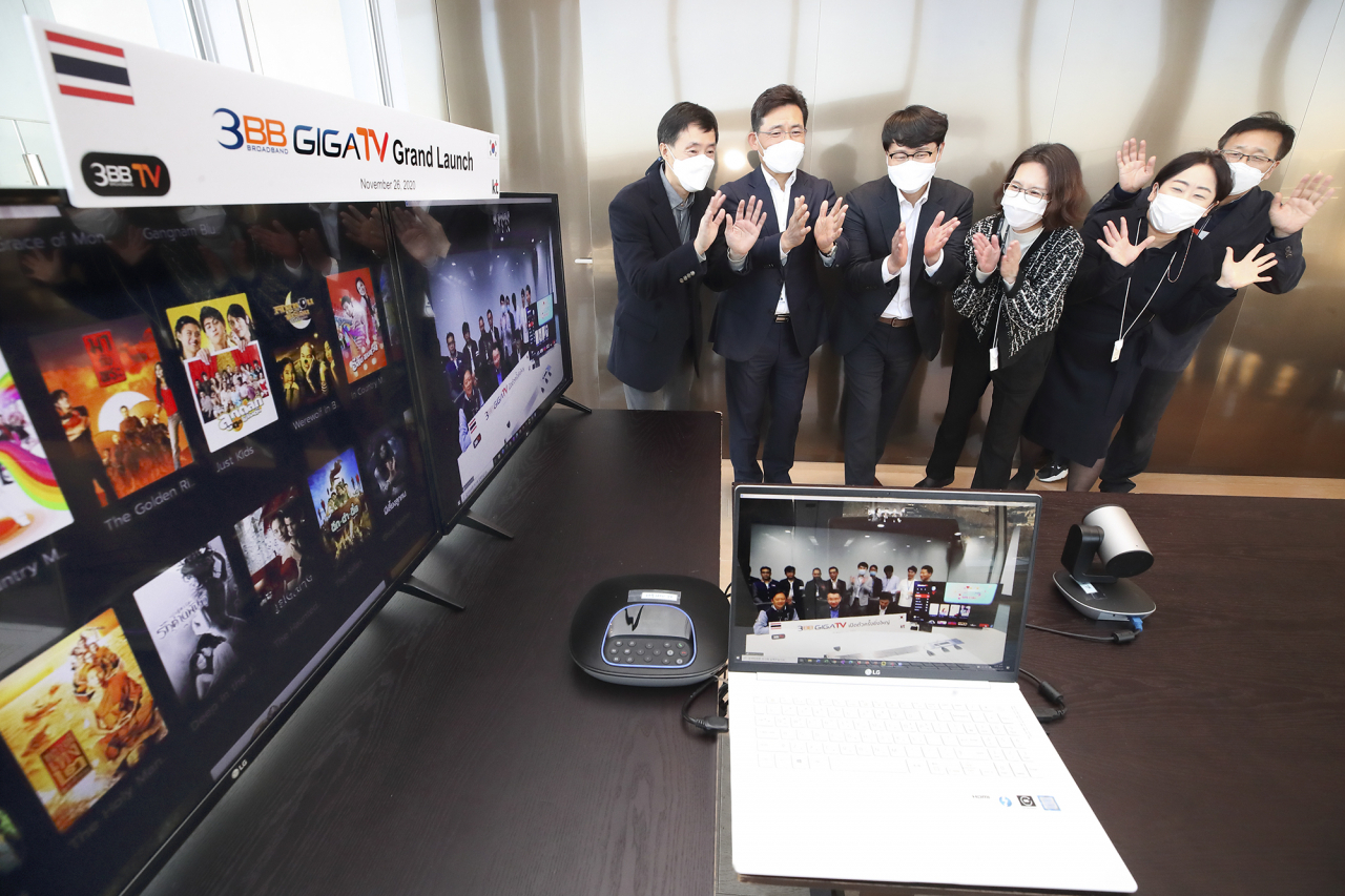 KT 광화문빌딩에서 KT 임직원들이 태국 3BB사와 화상회의를 연결해 IPTV 런칭 순간을 함께 축하하고 있다. [KT 제공]