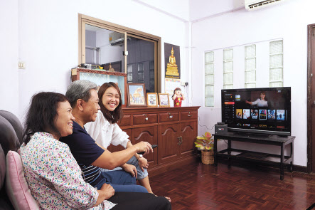 태국 현지 가정에서 가족들이 KT 올레TV 플랫폼이 적용된 3BBTV GIGATV를 시청하고 있다.[KT 제공]