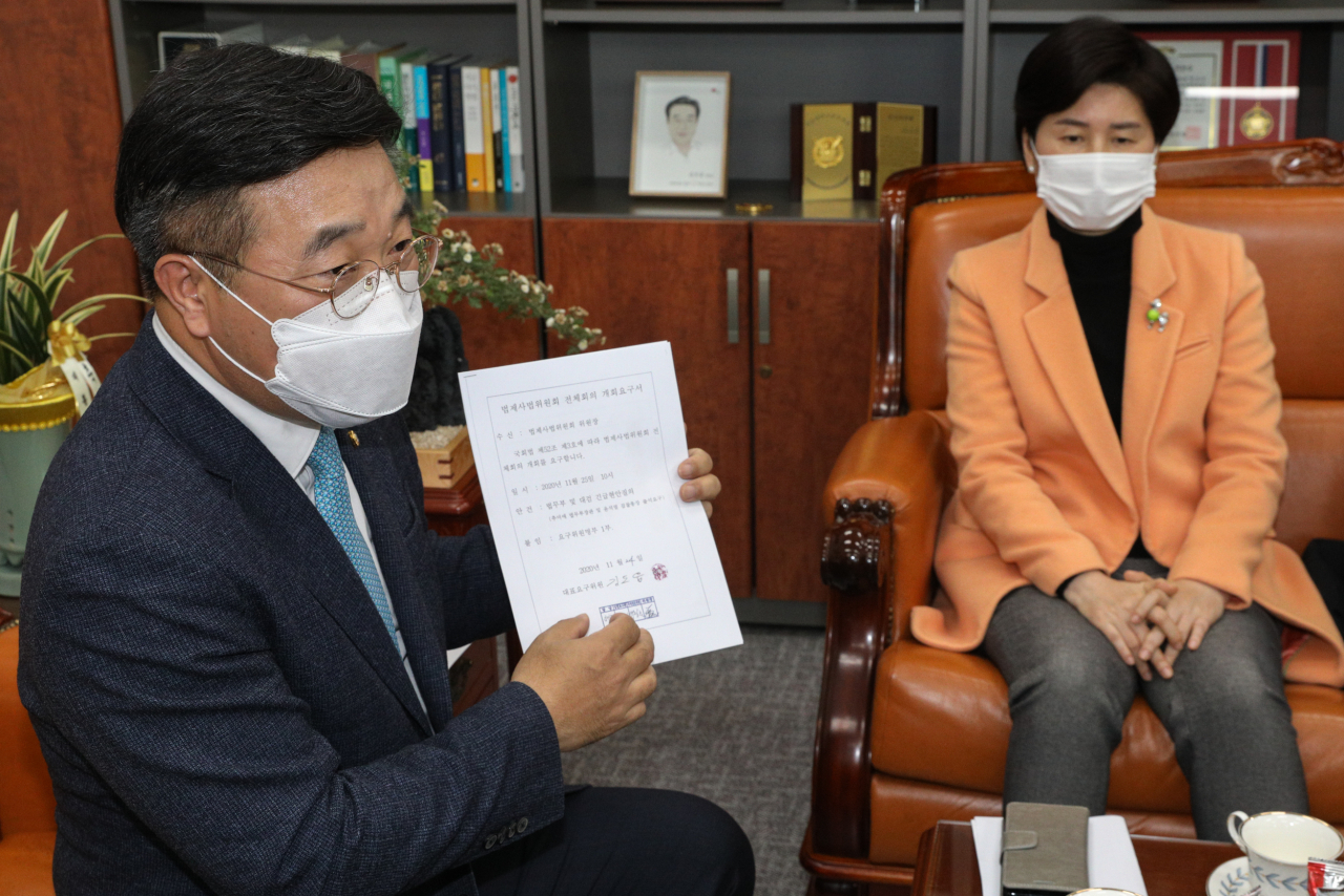 윤호중 국회 법제사법위원장이 26일 국회에서 국민의힘 법사위원들의 항의방문을 받은 뒤 가진 긴급 기자 간담회에서 국민의힘이 제출한 '법제사법위원회 전체회의 개회요구서'를 보여주고 있다. [이상섭 기자/babtong@heraldcorp.com]