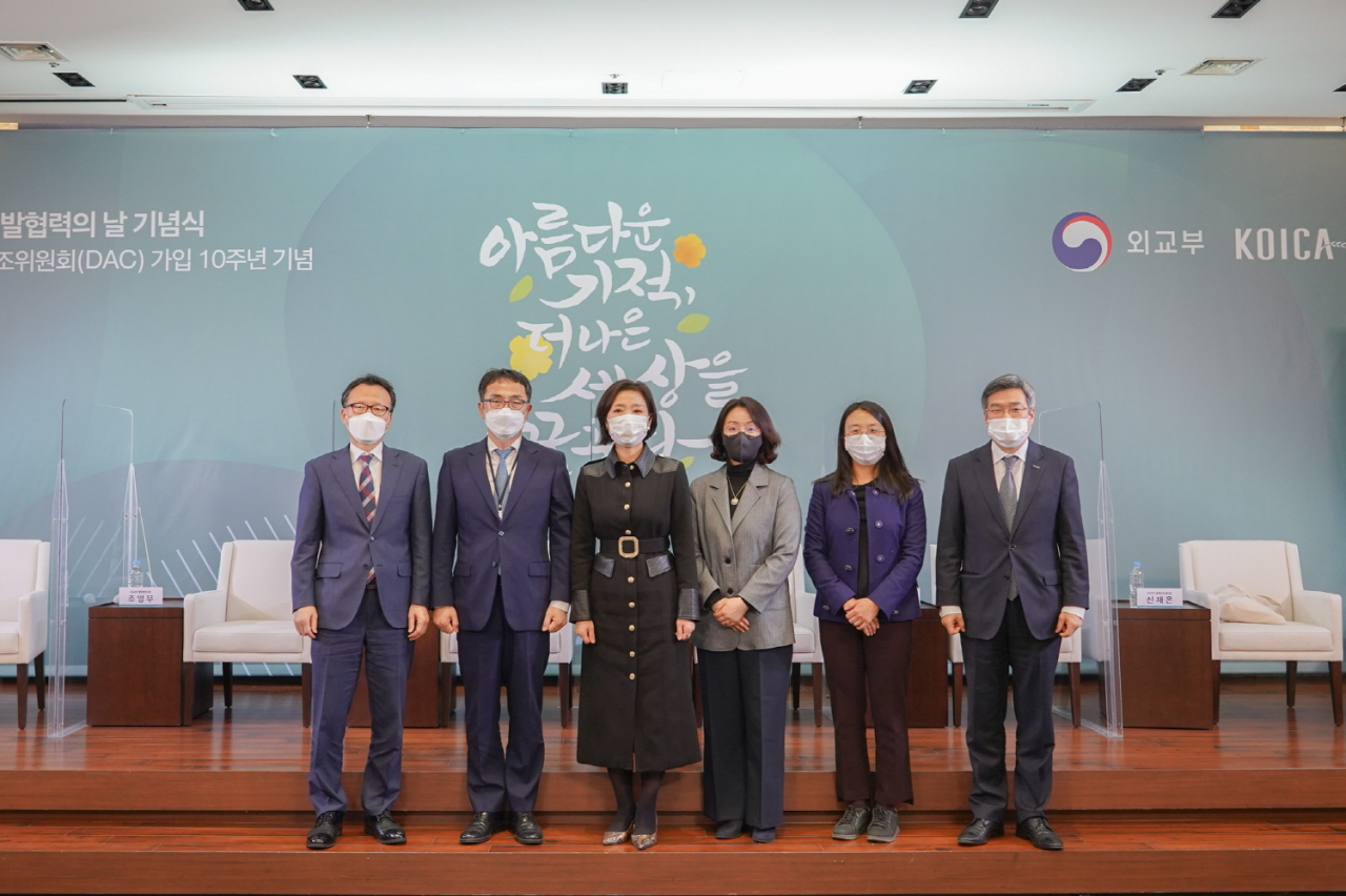 외교부와 코이카가 25일 경제협력개발기구(OECD) 개발원조위원회(DAC) 가입 10주년을 기념해 개최한 고위급 토크콘서트에서 (왼쪽부터) 김태수 수출입은행 경협총괄본부장, 조영무 외교부 개발협력국장, 오영주 외교안보연구소장, 장혜영 중앙대 정치국제학과 교수, 신재은 국제개발협력민간협의회(KCOC) 정책교육센터장, 박재신 코이카 사업전략아시아본부 이사가 토론을 마치고 기념사진을 촬영하고 있다. [코이카 제공]