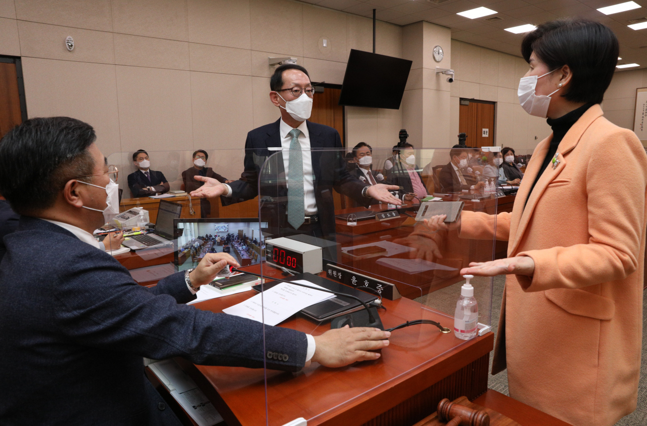 국회 법제사법위원회 윤호중 위원장(앉은이)과 김도읍 국민의힘 간사(왼쪽), 백혜련 더불어민주당 간사가 26일 오전 서울 여의도 국회에서 열린 법사위 전체회의에서 대화하고 있다. 이상섭 기자 babtong@heraldcorp.com