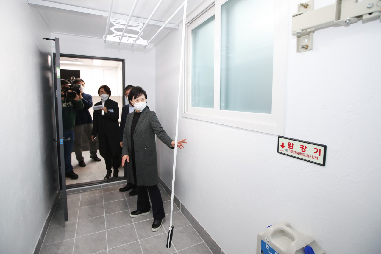 김현미 국토교통부 장관이 22일 오후 서울 은평구 대조동 한국토지주택공사(LH) 매입임대주택 현장을 방문해 둘러보고 있다. [국토교통부]