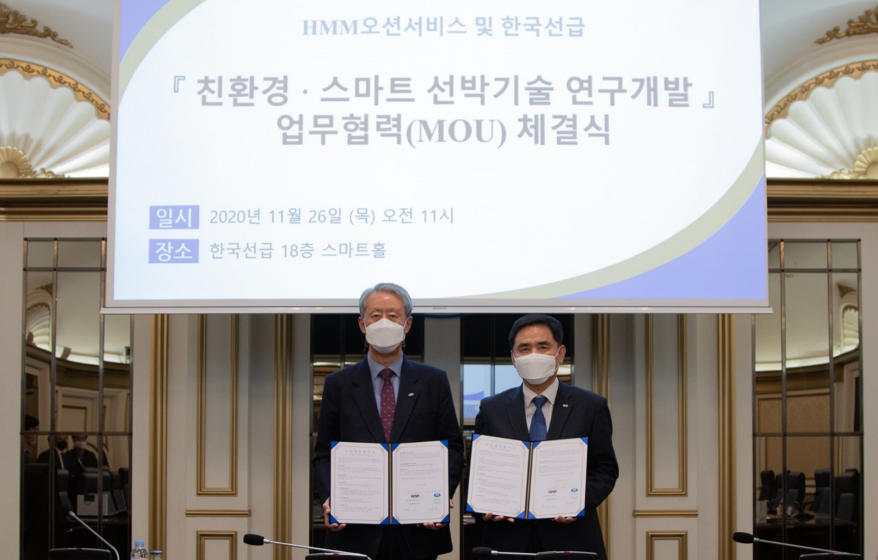 26일 부산 한국선급에서 개최된 체결식에서 최종철 HMM 해사총괄 전무(오른쪽)와 이형철 한국선급 회장이 서명식을 마친 후 기념사진을 촬영하고 있다. [HMM 제공]