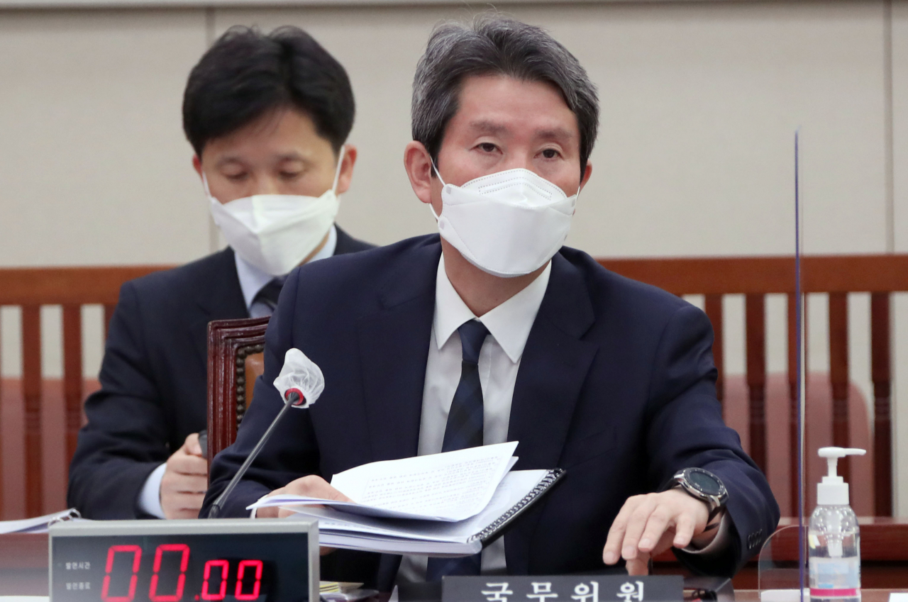 이인영 통일부 장관이 26일 서울 여의도 국회에서 열린 외교통일위원회 전체회의에서 질의에 답변하고 있다. [연합]