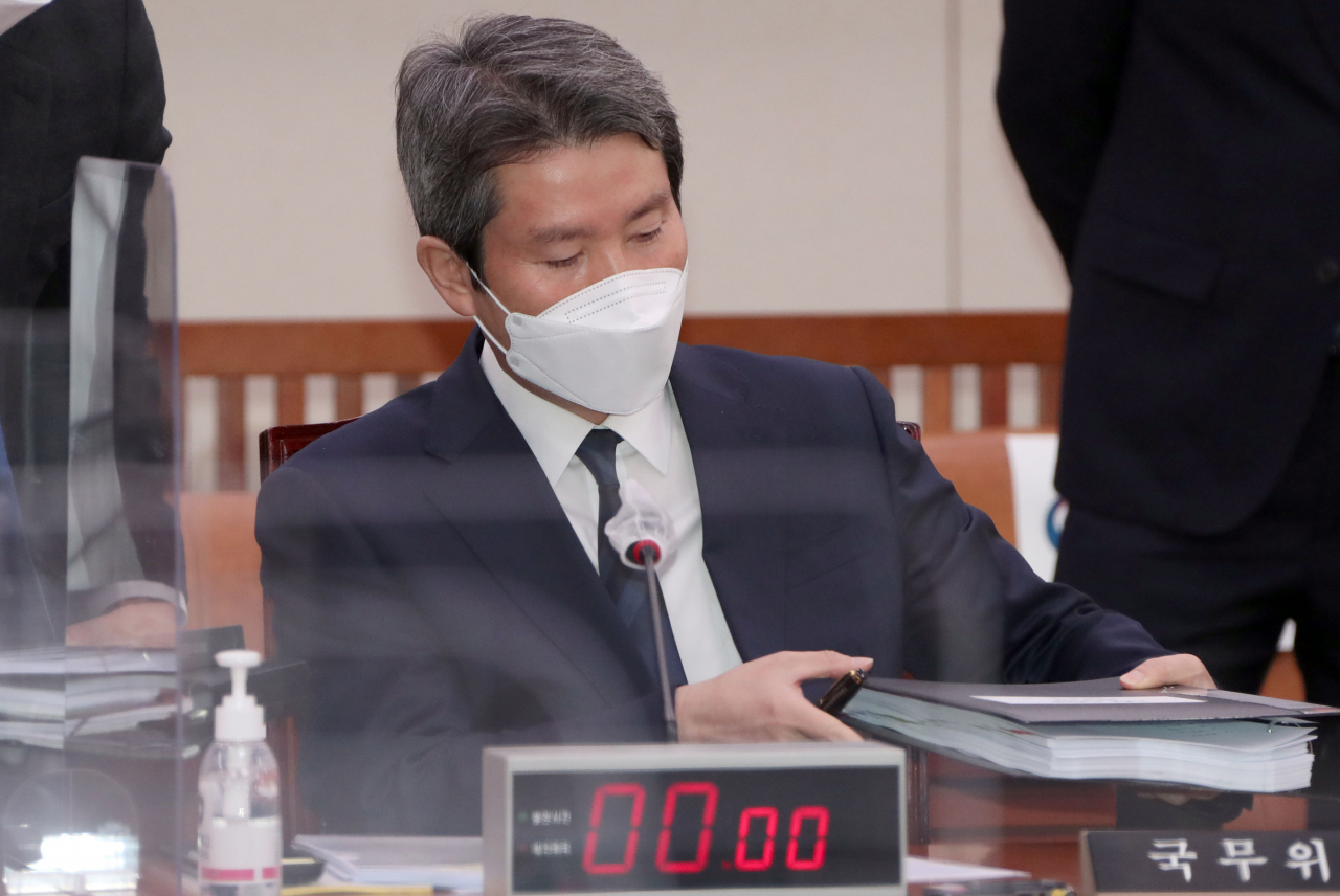 이인영 통일부 장관이 26일 서울 여의도 국회에서 열린 외교통일위원회 전체회의에 참석해 자료를 정리하고 있다. [연합]