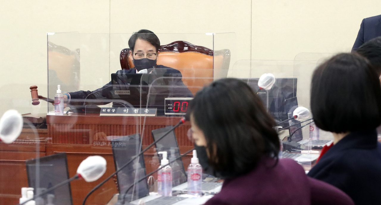 이원욱 과학기술정보통신위원회 위원장이 26일 오전 국회에서 열린 과학기술정보통신위원회 전체회의를 주재하고 있다. 이상섭 기자 babtong@heraldcorp.com