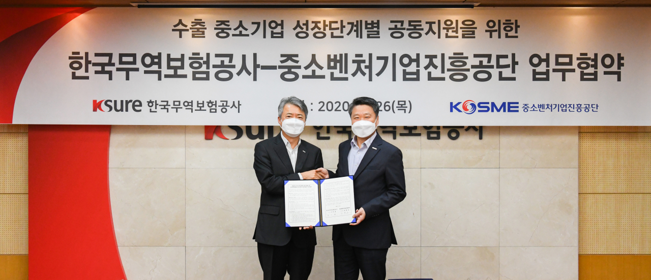 이인호(왼쪽) 한국무역보험공사 사장이 26일 서울 종로구 본사에서 김학도 [한국무역보험공사 제공]