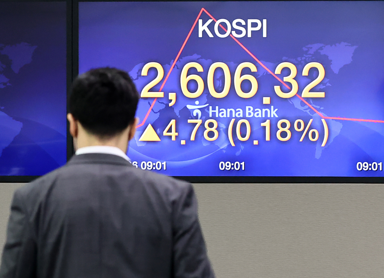 코스피 지수가 26일 전장보다 4.19p(0.16%) 오른 2,605.73에 개장했다. 사진은 이날 오전 서울 중구 하나은행 본점 딜링룸. [연합]